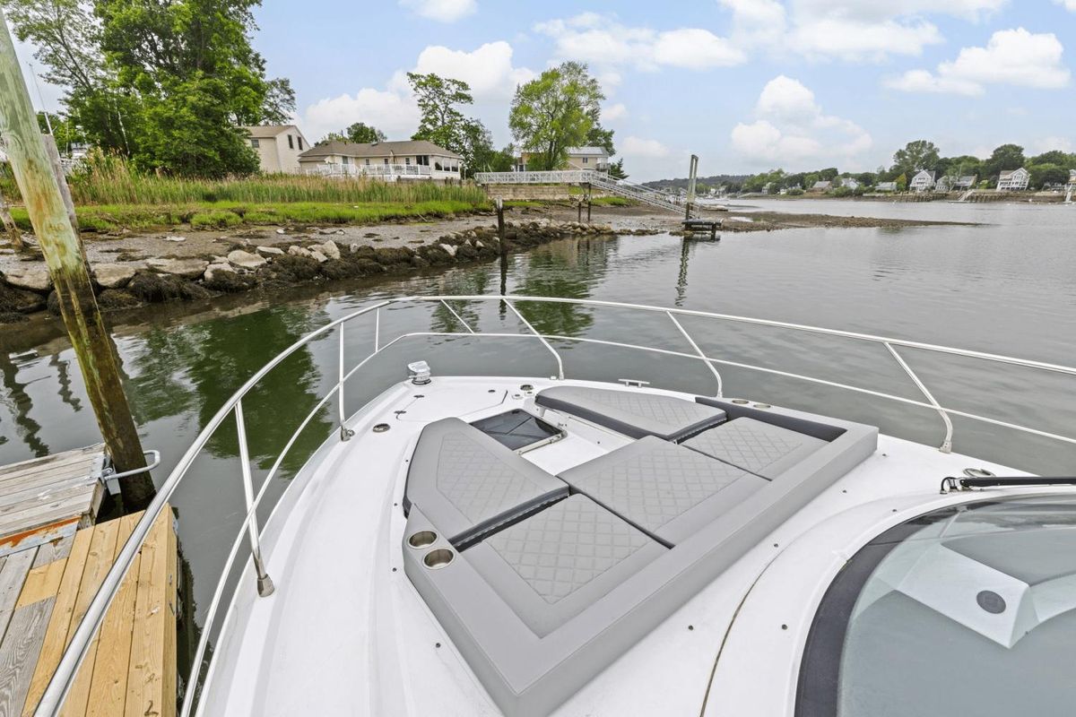2022 Cruisers Yachts 42 
