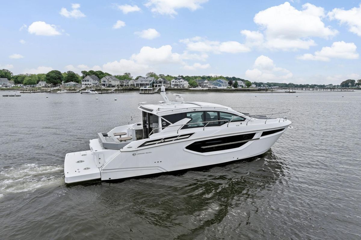 2022 Cruisers Yachts 42 