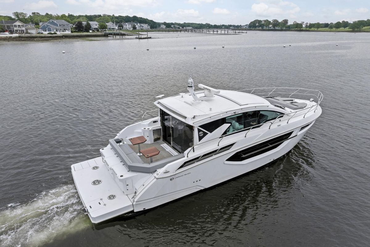 2022 Cruisers Yachts 42 