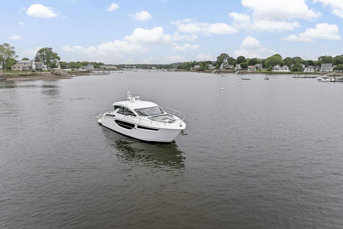 2022 Cruisers Yachts 42 