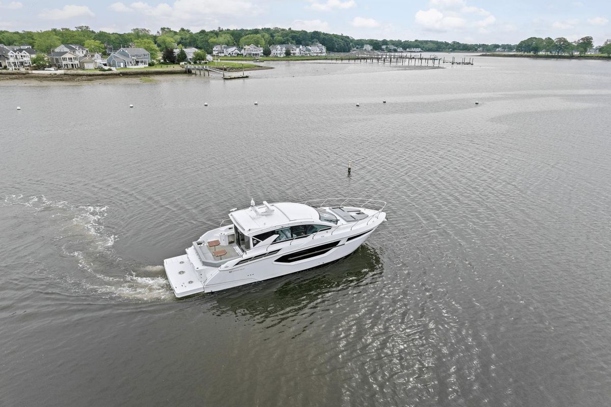 2022 Cruisers Yachts 42 