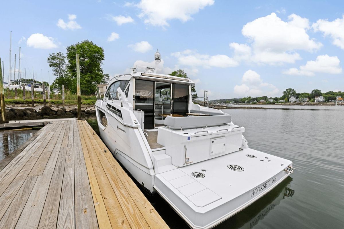 2022 Cruisers Yachts 42 