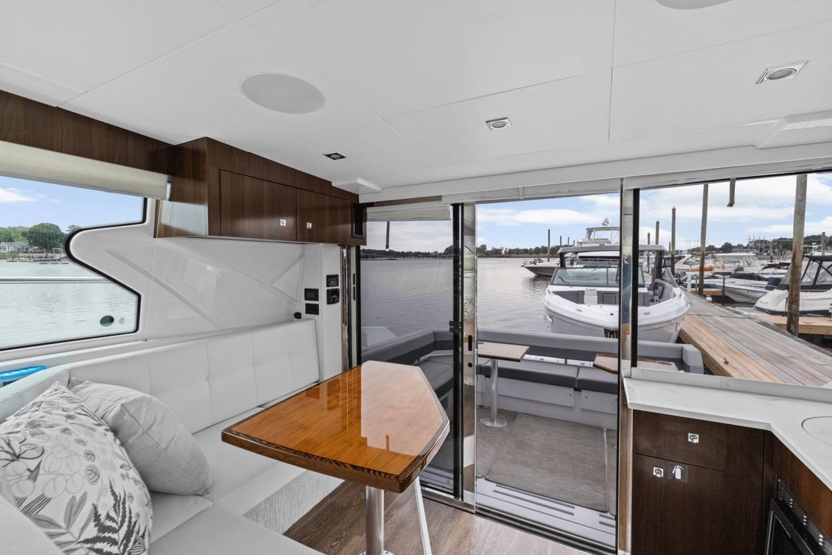 2022 Cruisers Yachts 42 