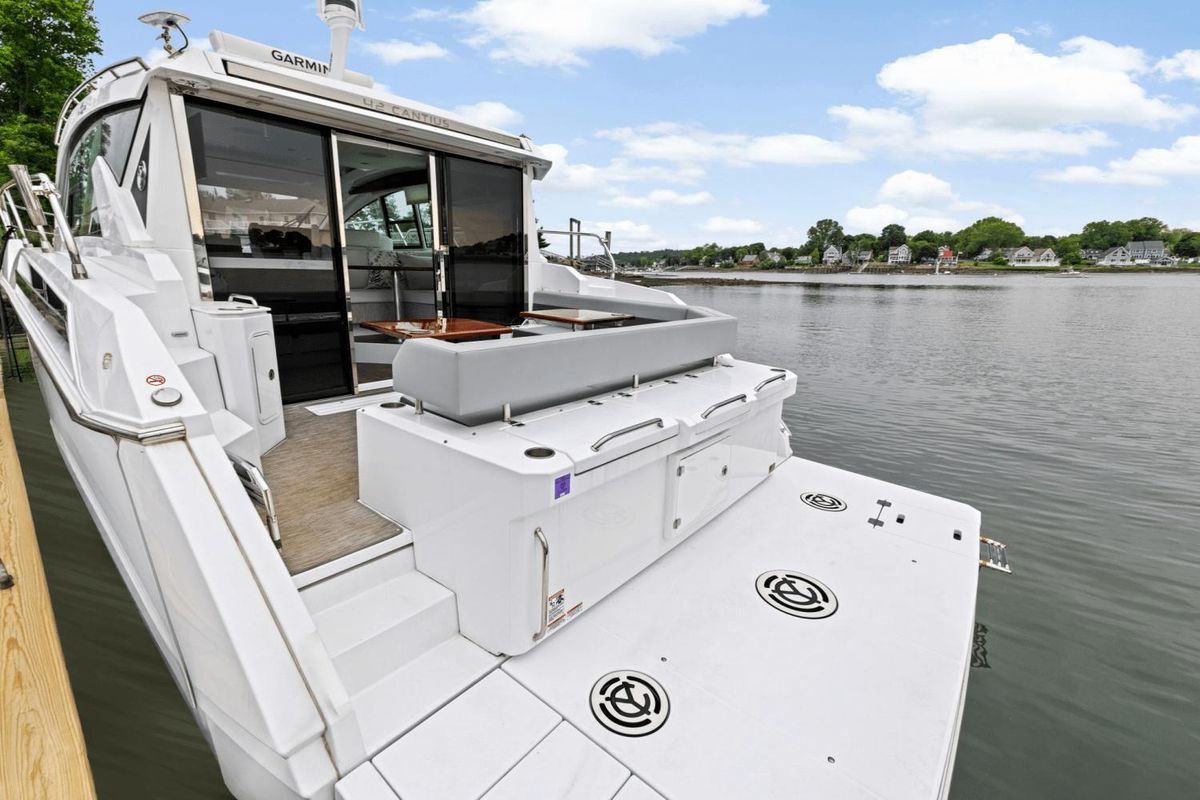 2022 Cruisers Yachts 42 