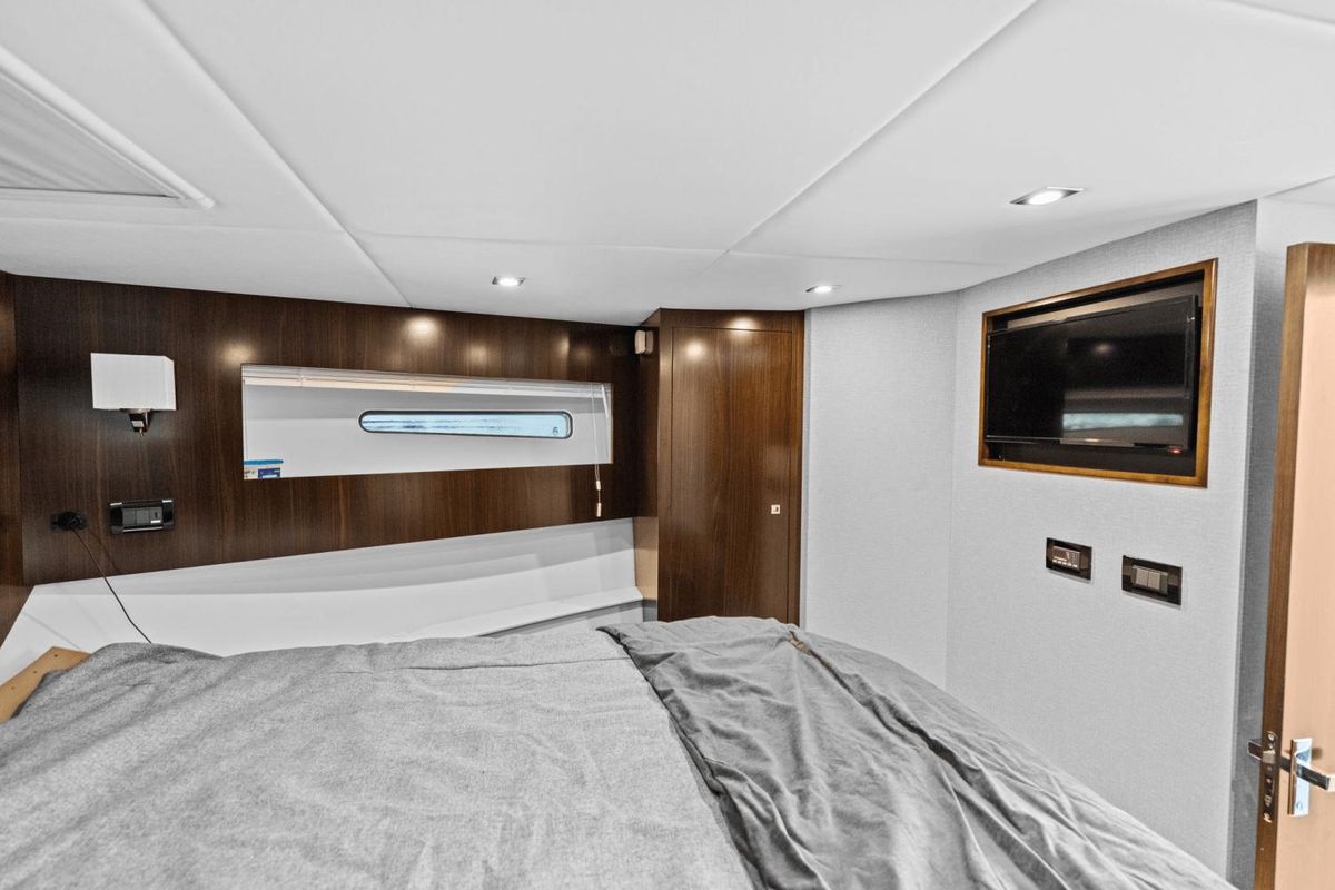 2022 Cruisers Yachts 42 