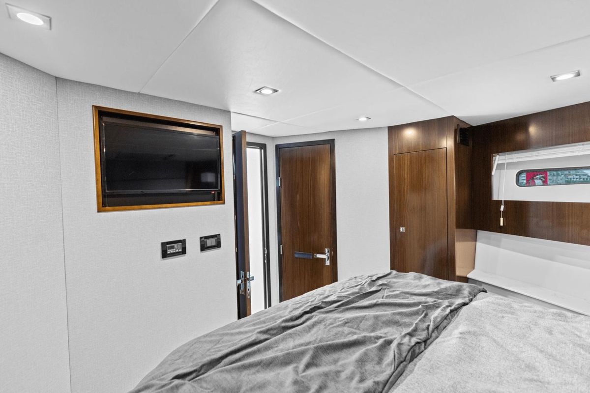 2022 Cruisers Yachts 42 