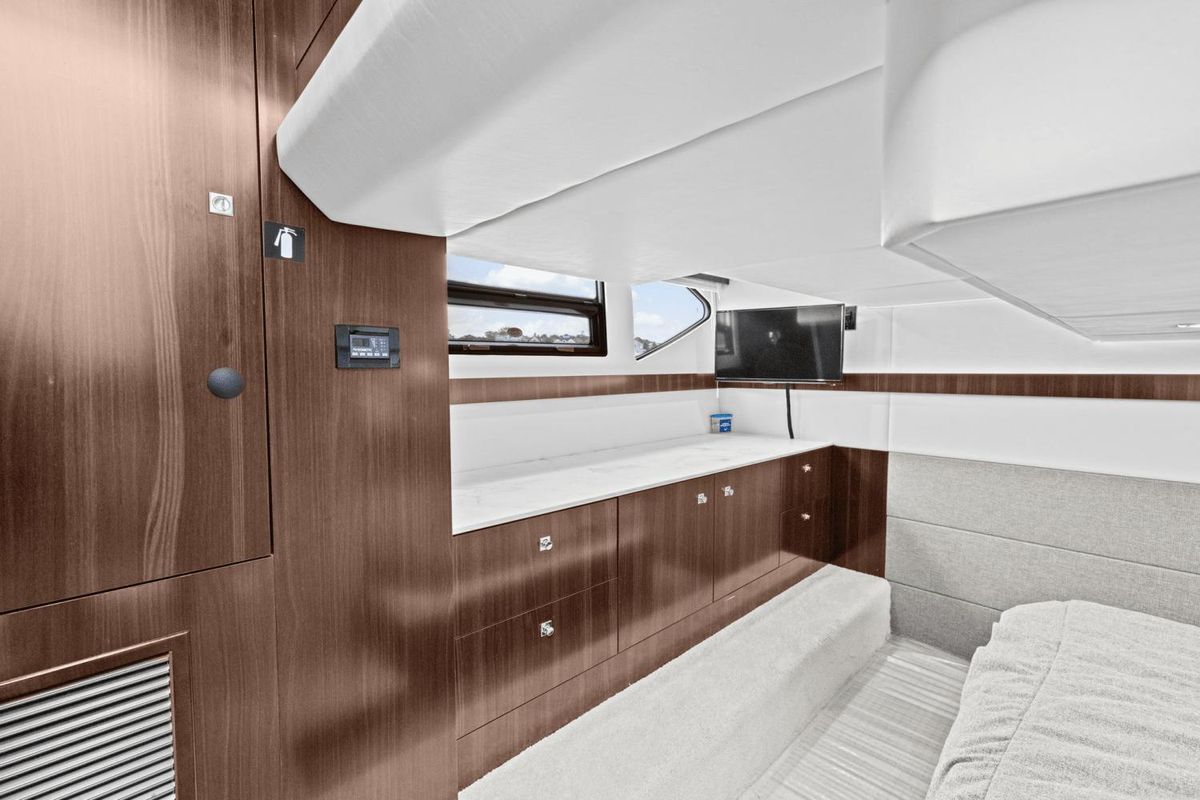 2022 Cruisers Yachts 42 