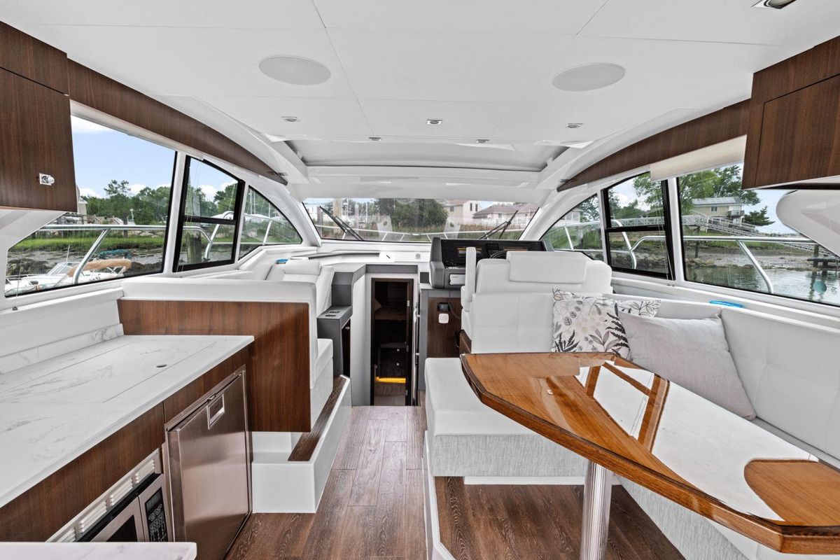 2022 Cruisers Yachts 42 