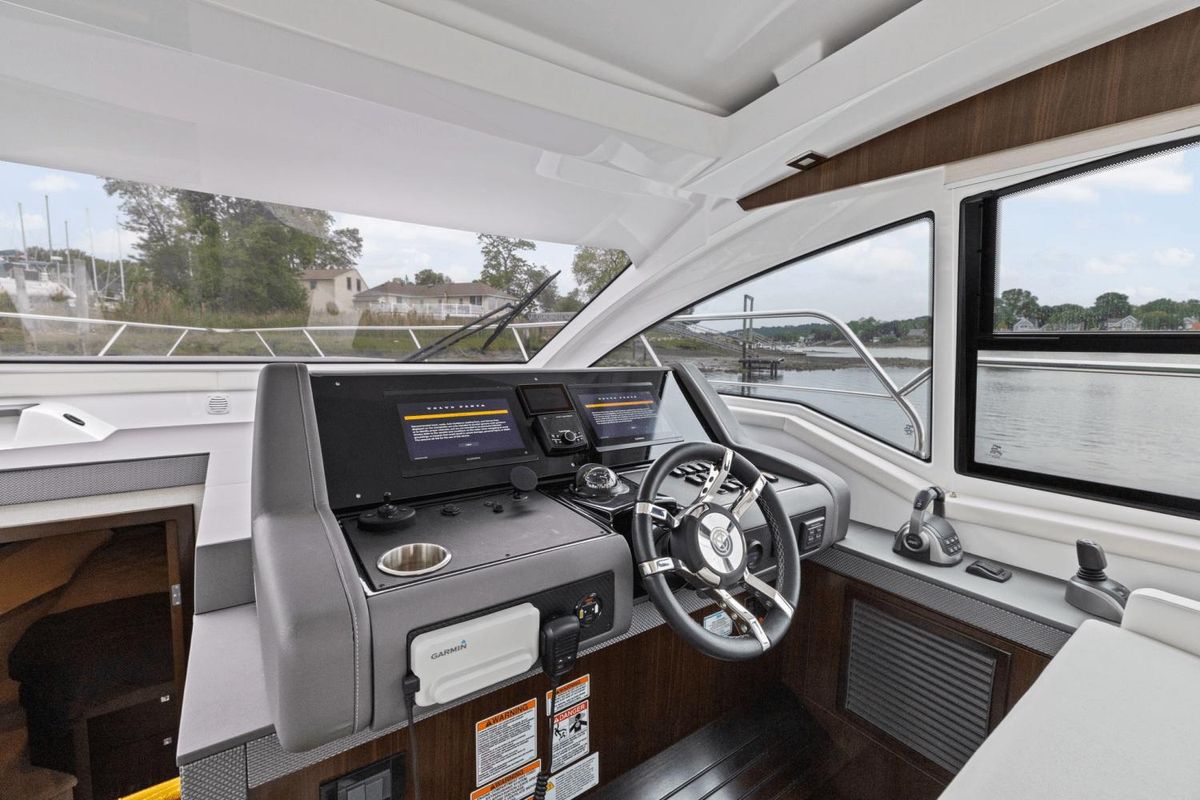 2022 Cruisers Yachts 42 