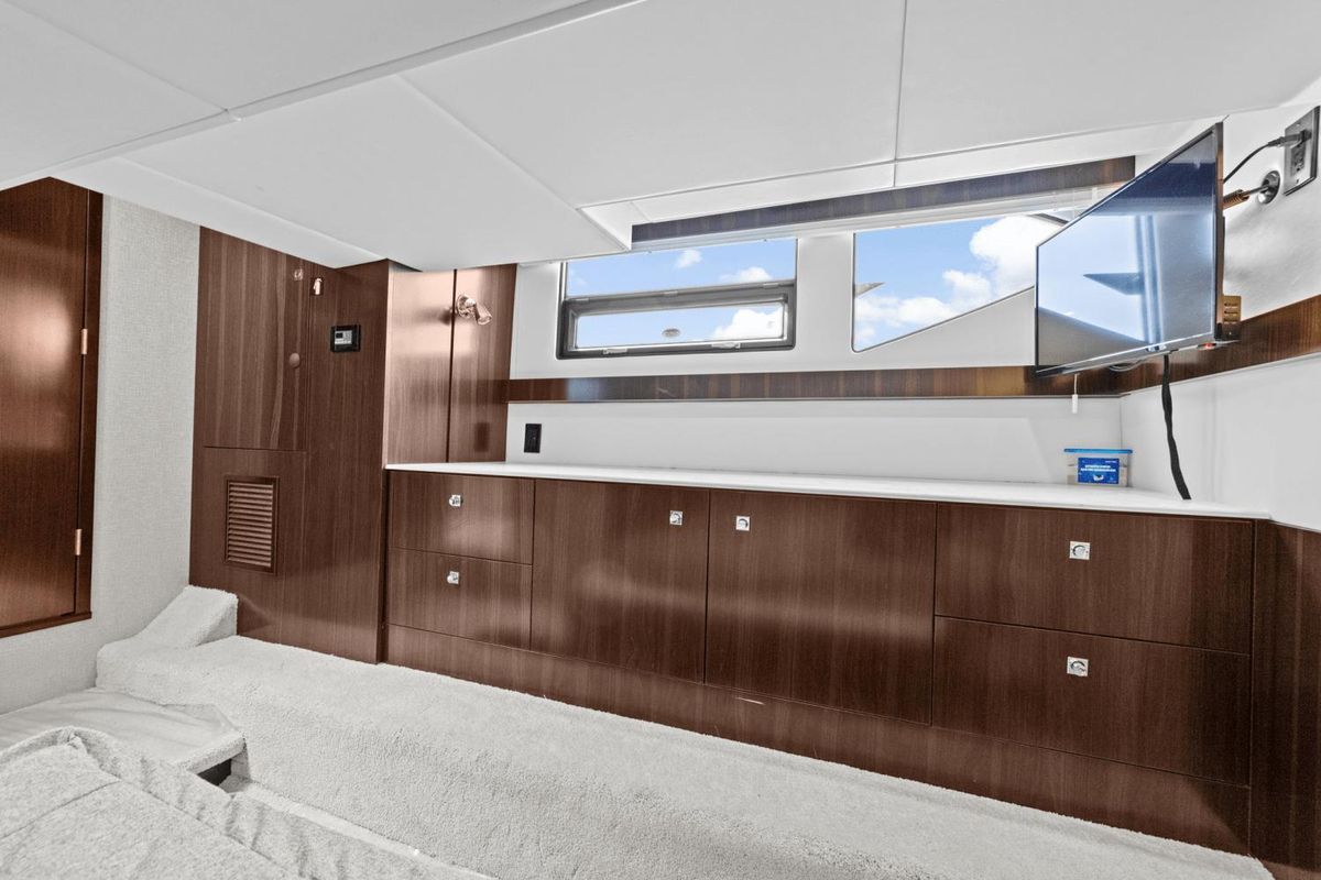 2022 Cruisers Yachts 42 