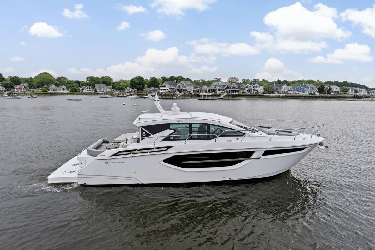 2022 Cruisers Yachts 42 