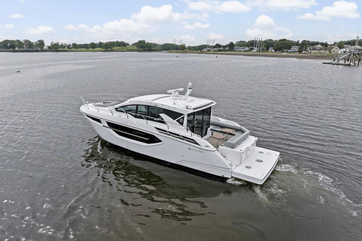 2022 Cruisers Yachts 42 