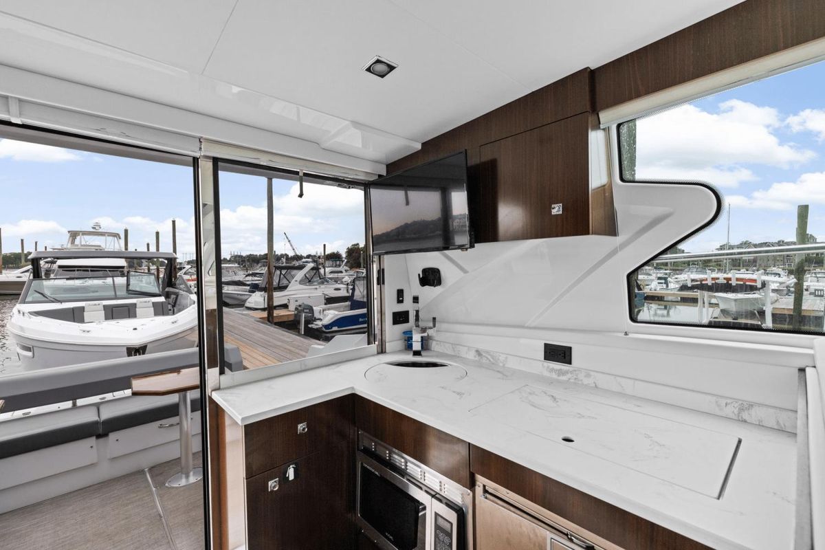 2022 Cruisers Yachts 42 