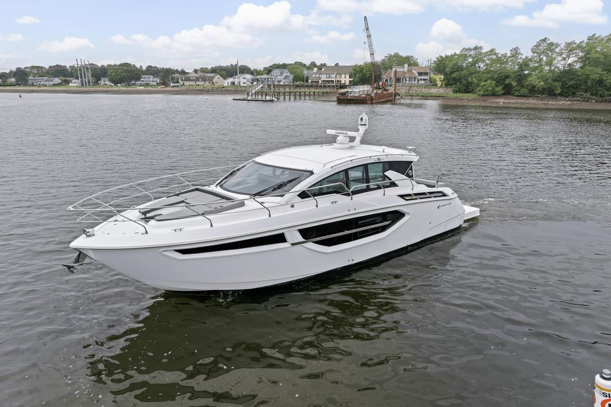 2022 Cruisers Yachts 42 