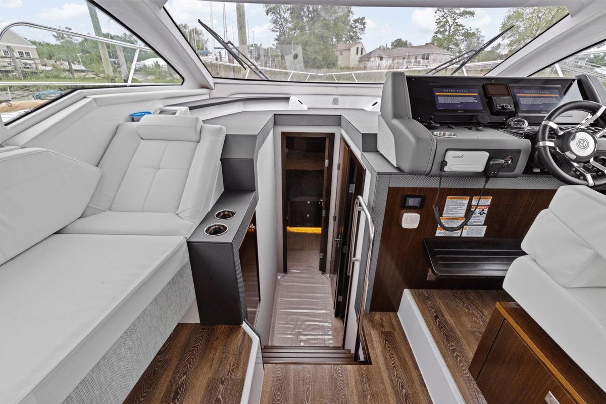 2022 Cruisers Yachts 42 