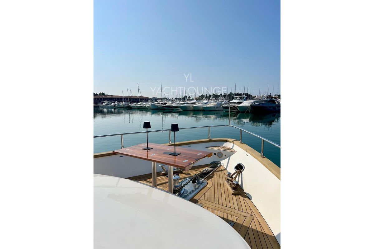 2004 Azimut 74 