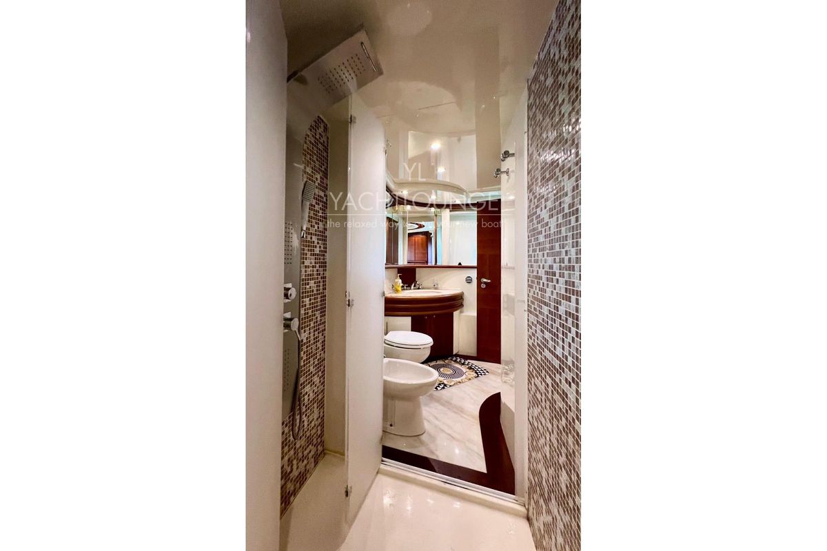 2004 Azimut 74 
