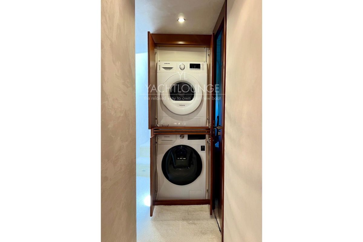 2004 Azimut 74 