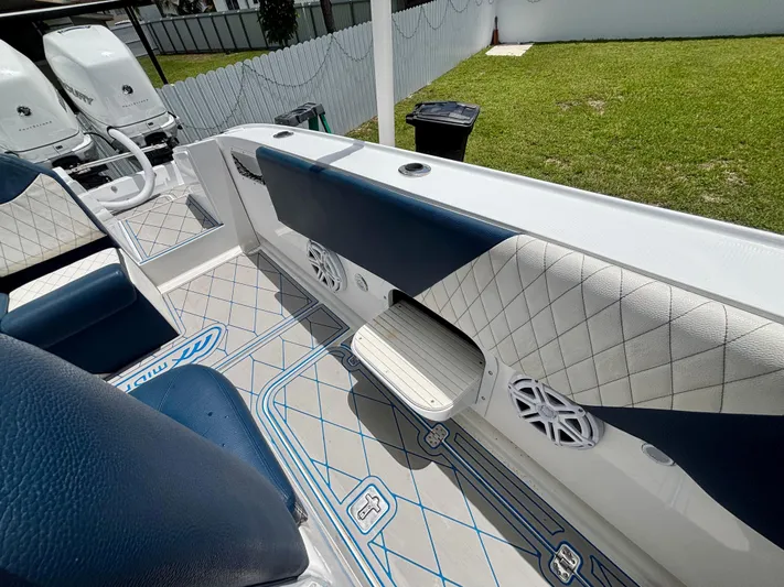  Yacht Photos Pics 2007 Midnight Express 39 Cuddy interior with blue and white seating, speakers, and twin engines.