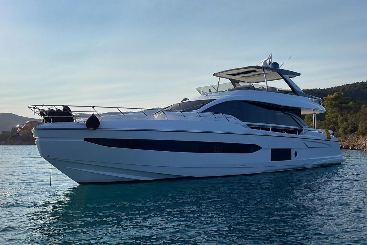 2022 Azimut 77 