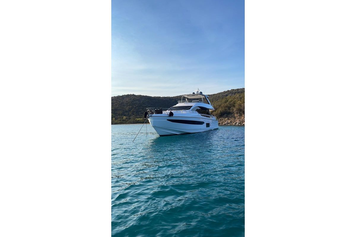 2022 Azimut 77 