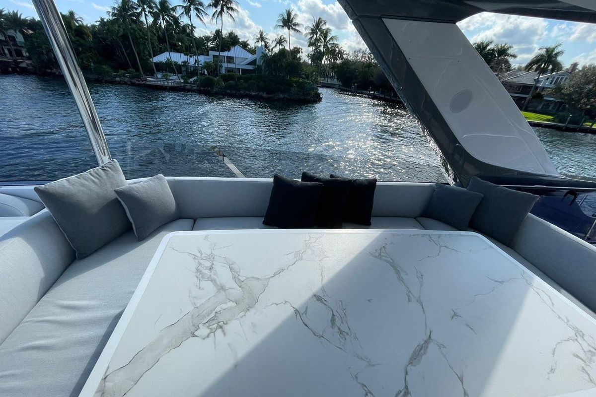 2022 Azimut 77 