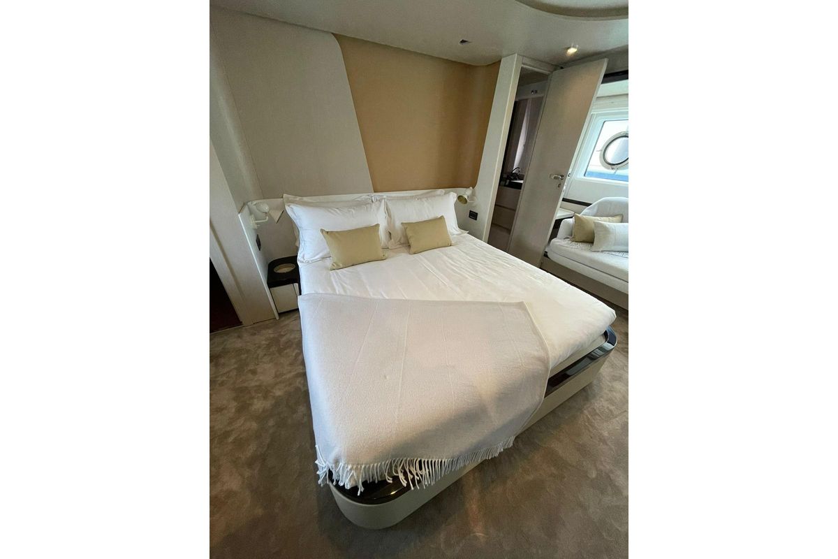 2022 Azimut 77 