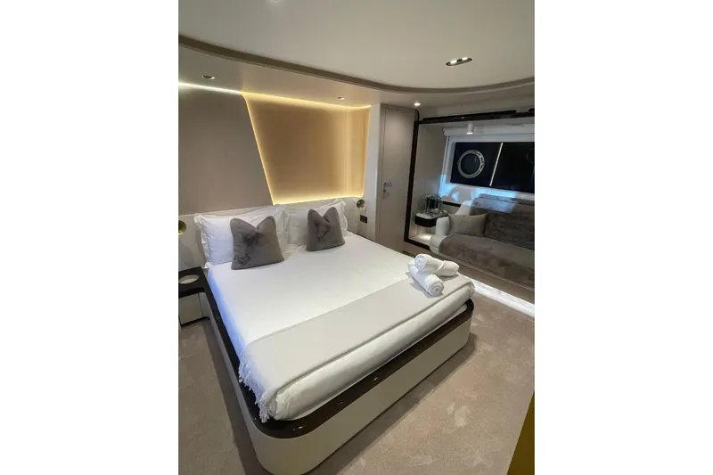 Ma Belle Yacht Photos Pics Master cabin of 2022 Azimut Fly 78