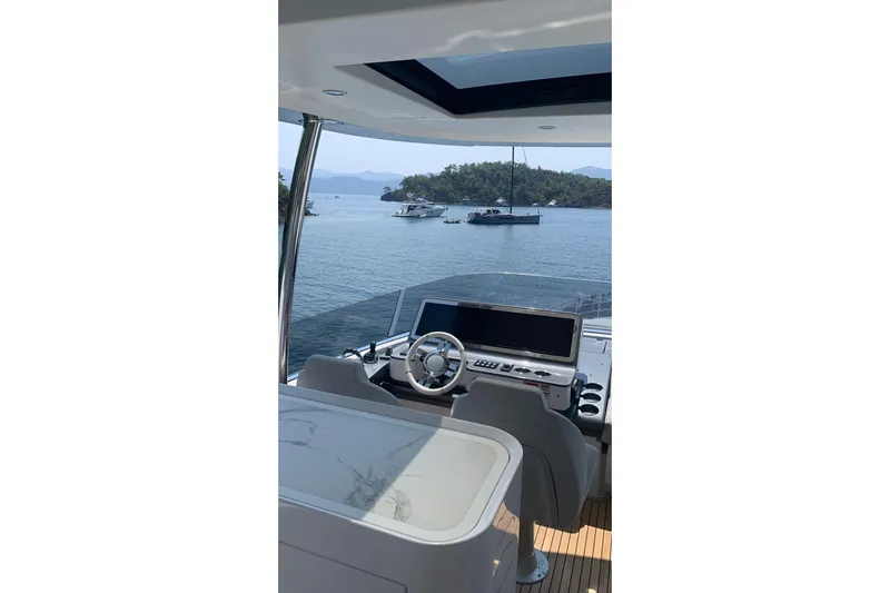 Ma Belle Yacht Photos Pics 2ND HELM STATION