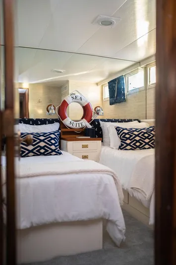 Sea Suite Yacht Photos Pics Luxurious 1974 Burger yacht bedroom with nautical decor and twin beds.