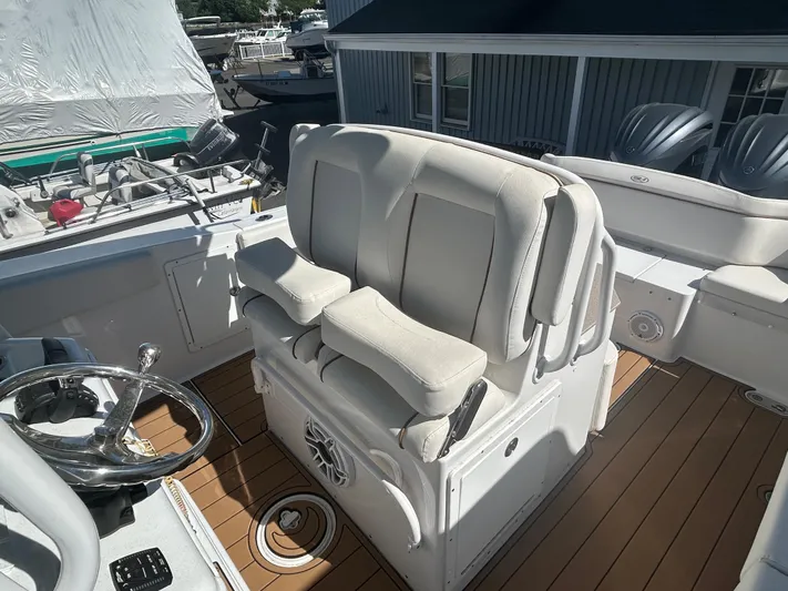  Yacht Photos Pics 2022 Sea Hunt Ultra 275 SE boat interior with helm seat and steering wheel.
