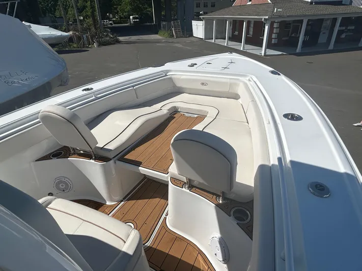  Yacht Photos Pics 2022 Sea Hunt Ultra 275 SE boat with spacious seating and teak flooring.