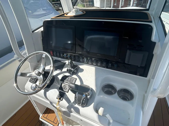  Yacht Photos Pics 2022 Sea Hunt Ultra 275 SE boat dashboard with steering wheel and controls.