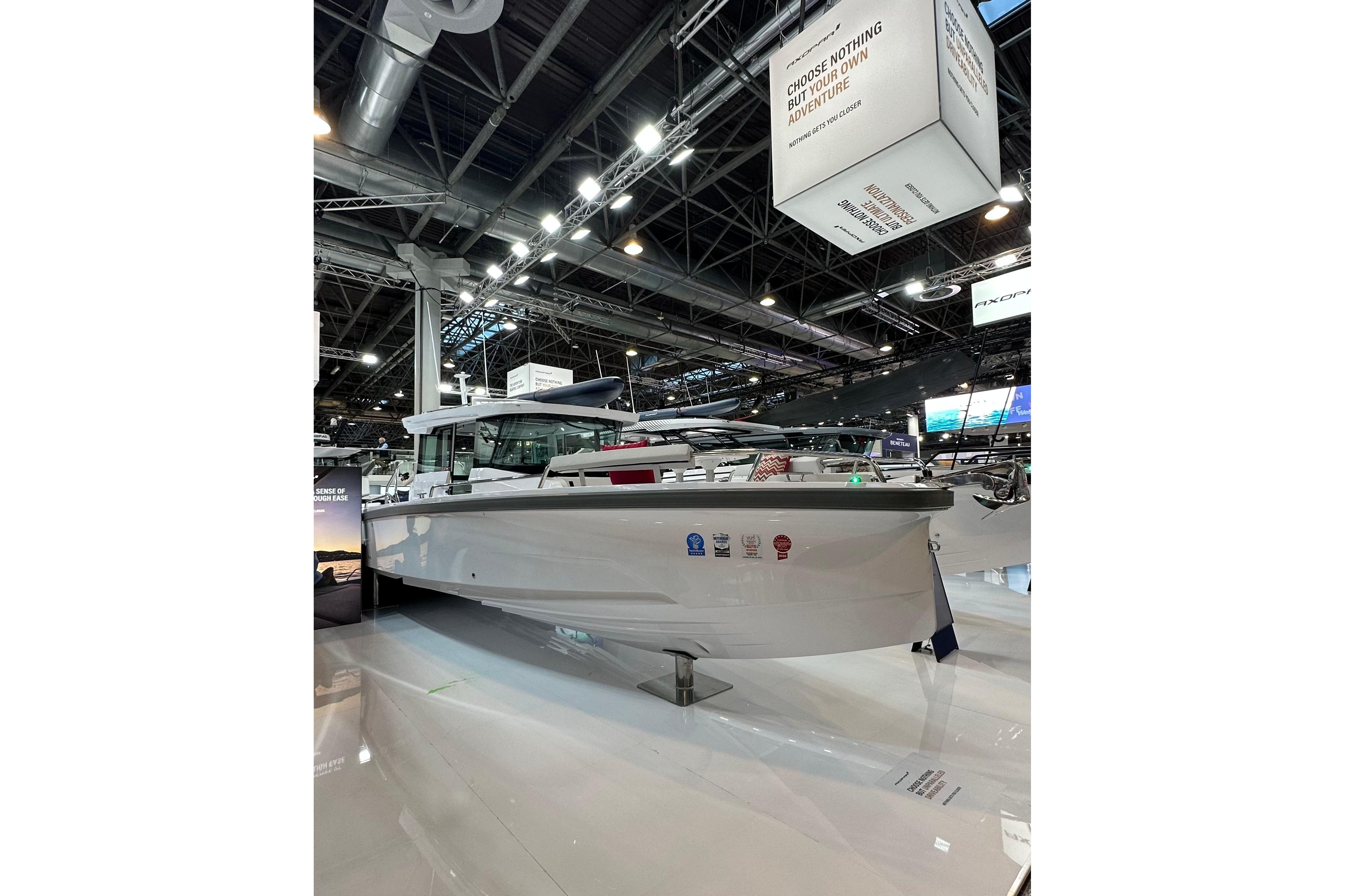 2025 Axopar 29 XC Cross Cabin