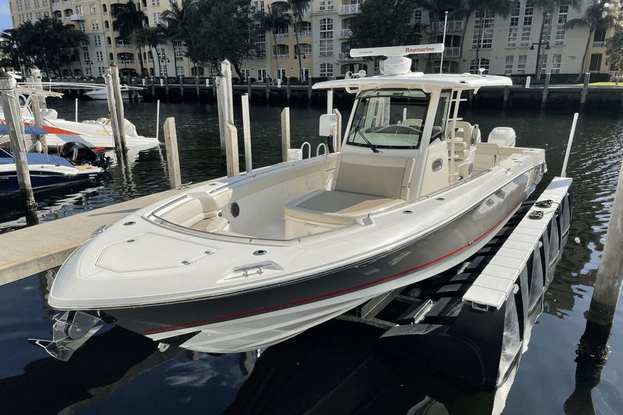 2019 Boston Whaler 330 Outrage