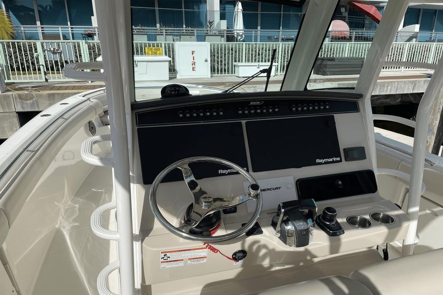 2019 Boston Whaler 330 Outrage