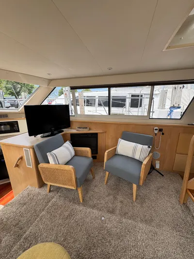 Y Knot Yacht Photos Pics Interior of 1997 Carver 405 Aft Cabin with cozy seating and modern decor.