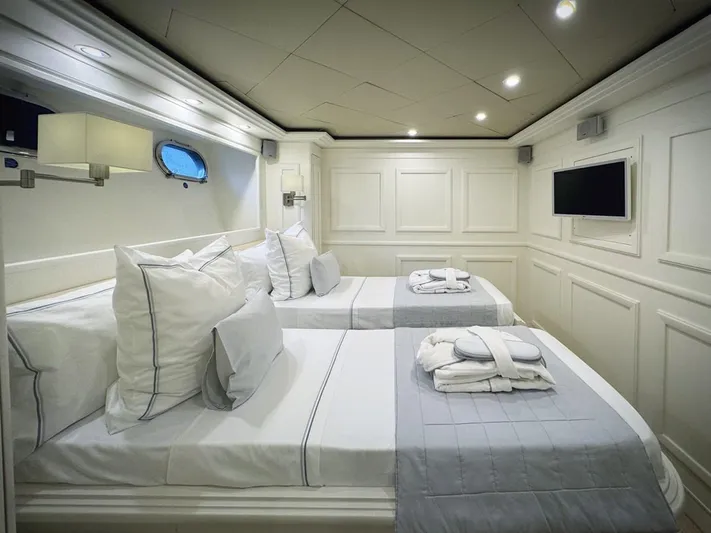  Yacht Photos Pics yacht-ziacanaia-convertibile-sea__sea_charter-4.jpg