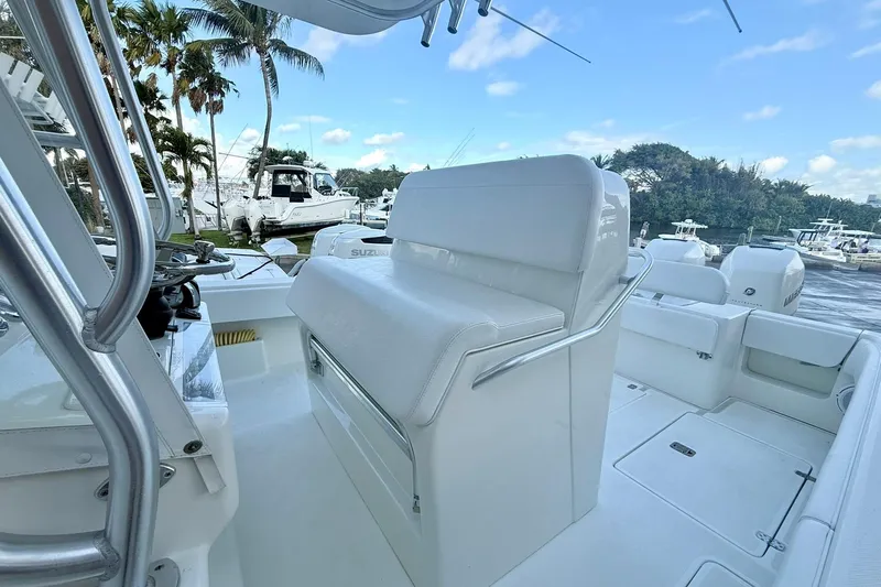 Knot Online Yacht Photos Pics 32 SeaVee - Helm Station Seating