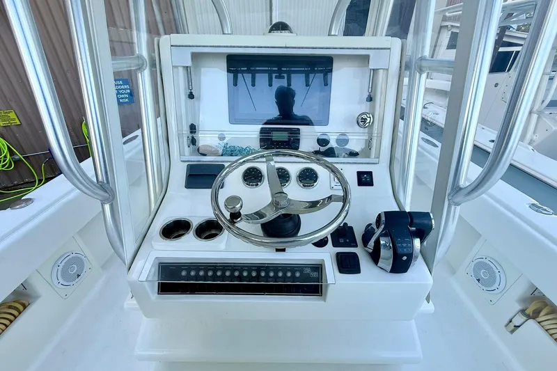 Knot Online Yacht Photos Pics 32 SeaVee - Helm Station