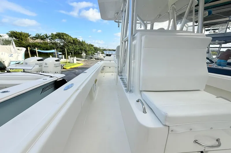 Knot Online Yacht Photos Pics 32 SeaVee - Port Deck