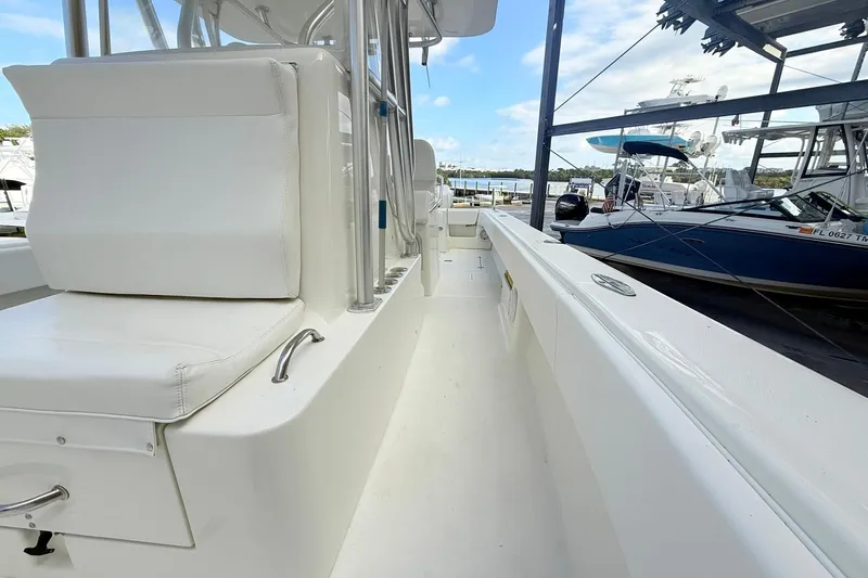 Knot Online Yacht Photos Pics 32 SeaVee - Starboard Deck