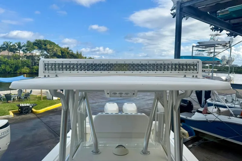 Knot Online Yacht Photos Pics 32 SeaVee - T-Top Lights