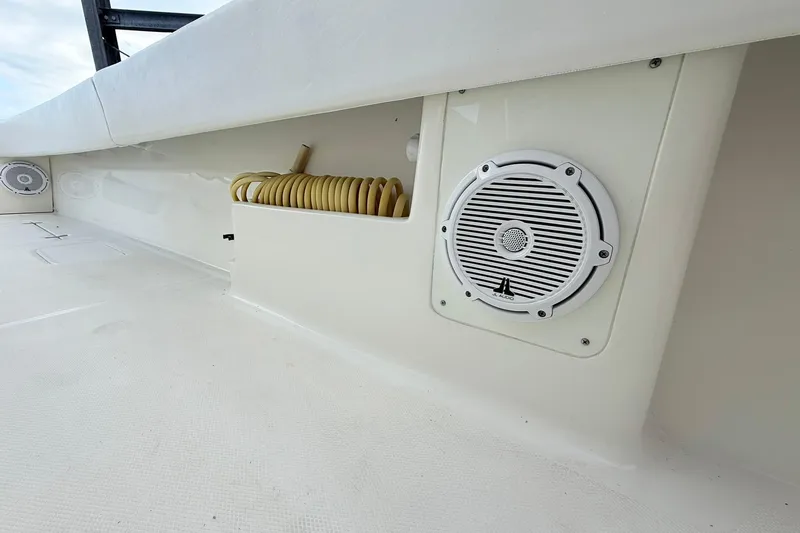 Knot Online Yacht Photos Pics 32 SeaVee - Deck