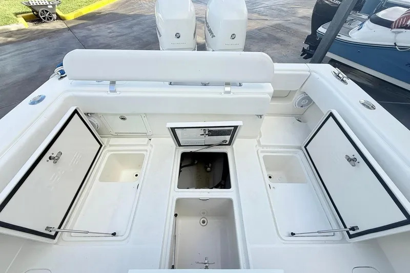 Knot Online Yacht Photos Pics 32 SeaVee - Cockpit Storage