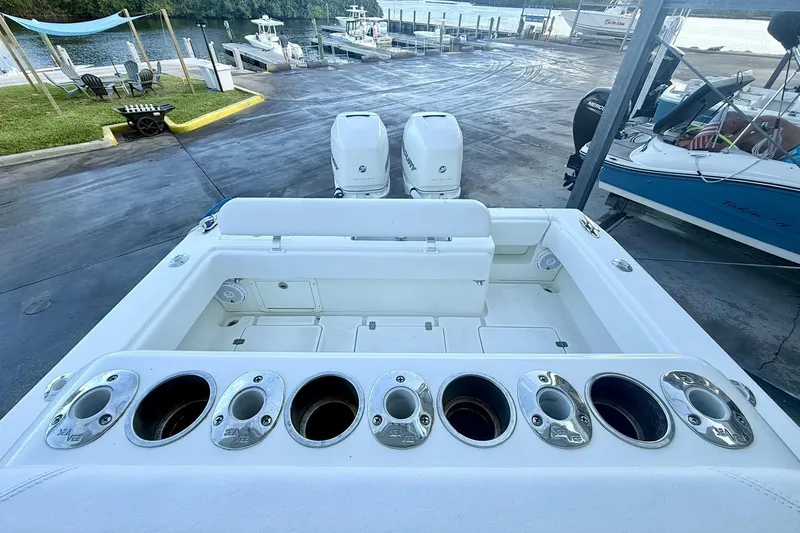 Knot Online Yacht Photos Pics 32 SeaVee - T-Top Rod Holders
