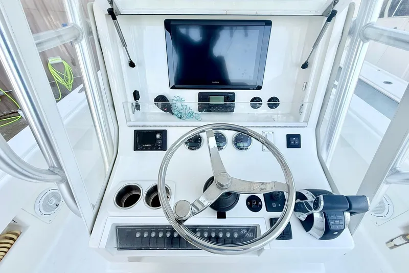 Knot Online Yacht Photos Pics 32 SeaVee - Helm Station