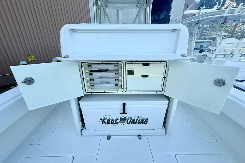 Knot Online Yacht Photos Pics 32 SeaVee - Cockpit Storage
