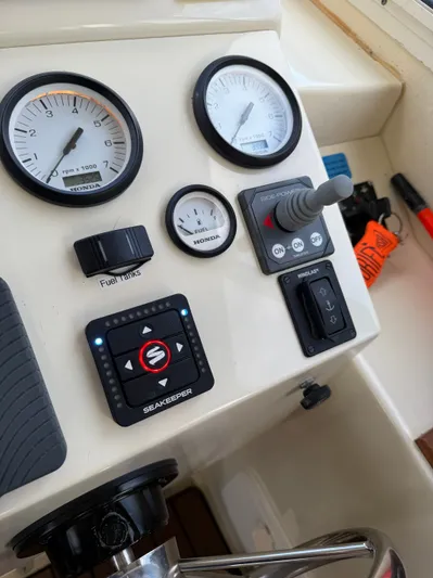 Rhode Waves Yacht Photos Pics Control panel of a 2018 Eastern 27 Islander Hardback boat.