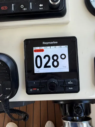 Rhode Waves Yacht Photos Pics Raymarine compass on Eastern 27 Islander Hardback, heading 028 degrees.